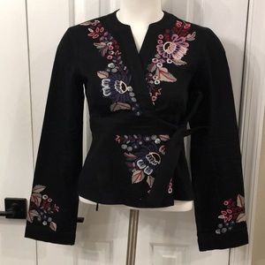 French Connection EUC Black EMBROIDERED PRINT WRAP Tie up Top size 2